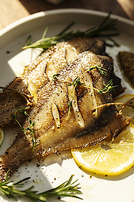 포토 JPG 접시 실내 그림자 요리 사람없음 햇빛 레몬 생선구이 가자미 플레이팅 국내포토 식기 과일 어류 내부 태양 상차림 구이 생선요리 파일형식