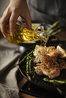 포토 JPG 손 실내 요리 들기 신체부위 치킨 프라이팬 붓기 올리브오일 요리중 로즈메리 국내포토 모션 주방용품 사람 내부 기름_음식 허브 닭고기요리 파일형식
