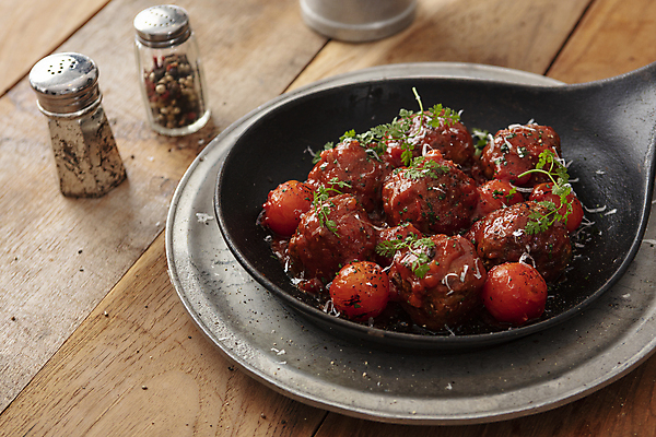 포토 JPG 토마토 쟁반 실내 요리 사람없음 프라이팬 미트볼 소금 후추 나무탁자 국내포토 음식 채소 탁자 주방용품 내부 향신료 파일형식