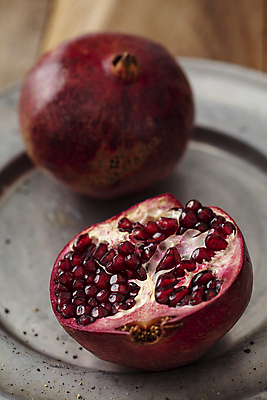 포토 JPG 접시 단면 실내 사람없음 슬라이스 상큼 석류 국내포토 식기 과일 내부 파일형식