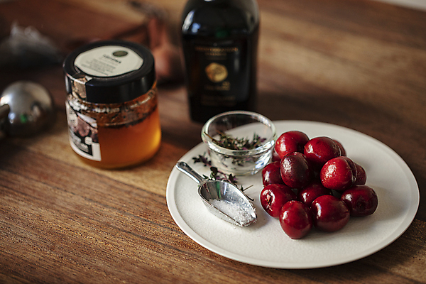 포토 JPG 접시 식재료 실내 사람없음 체리 병 소금 꿀 꿀단지 나무탁자 스쿱 국내포토 식기 과일 탁자 내부 파일형식