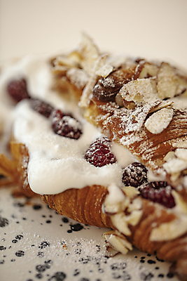 포토 JPG 접시 디저트 사람없음 크루아상 크림 흰배경 아몬드 베리 슈가파우더 국내포토 식기 음식 빵 백그라운드 과일 견과류 흰색 파일형식