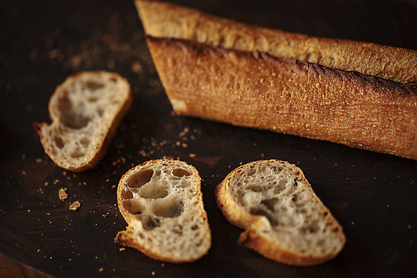 포토 JPG 검은배경 실내 사람없음 바게트 슬라이스 국내포토 빵 백그라운드 내부 검은색 파일형식