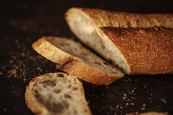 포토 JPG 검은배경 실내 사람없음 바게트 슬라이스 국내포토 빵 백그라운드 내부 검은색 파일형식