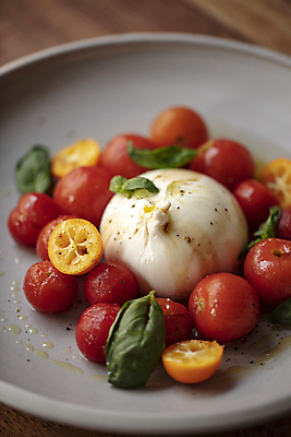 포토 JPG 접시 방울토마토 실내 요리 사람없음 샐러드 신선 금귤 리코타치즈 국내포토 식기 음식 토마토 치즈 귤 내부 파일형식