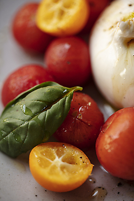 포토 JPG 접시 방울토마토 단면 요리 근접촬영 사람없음 샐러드 신선 바질 금귤 리코타치즈 국내포토 식기 음식 뷰포인트 토마토 치즈 귤 파일형식