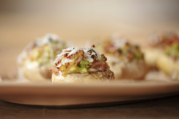 포토 JPG 접시 실내 요리 사람없음 아웃포커스 버섯 베이컨 핑거푸드 국내포토 식기 음식 촬영기법 돼지고기 내부 파일형식