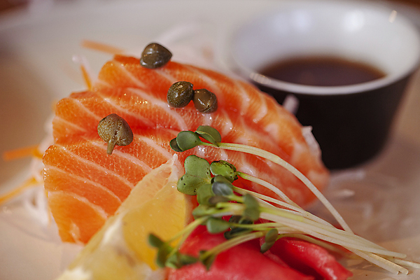 포토 JPG 그릇 요리 근접촬영 사람없음 레몬 무순 연어샐러드 연어회 케이퍼 국내포토 식기 뷰포인트 과일 샐러드 생선회 향신료 연어 새싹채소 파일형식