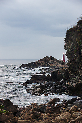 포토 JPG 주간 구름 하늘 등대 풍경 사람없음 야외 바위 강원도 동해 양양군 국내포토 자연요소 바다 한국 돌_바위 파일형식