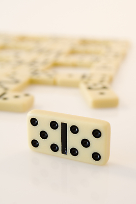 포토 JPG 해외이미지 사람없음 아웃포커스 흰배경 도미노 베이지색 해외포토 컬러 백그라운드 촬영기법 흰색 파일형식 이미지허브