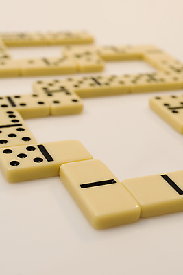 포토 JPG 해외이미지 사람없음 아웃포커스 흰배경 도미노 베이지색 해외포토 컬러 백그라운드 촬영기법 흰색 파일형식 이미지허브