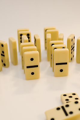 포토 JPG 해외이미지 서기 사람없음 흰배경 도미노 베이지색 해외포토 컬러 백그라운드 모션 흰색 파일형식 이미지허브