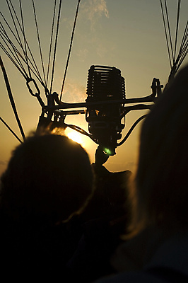 포토 JPG 해외이미지 실루엣 스포츠 교통시설 불 사람없음 노란색 검은색 기계 열기구 뜨거움 원형 버너 묘사 가스 풍선 제어 화상 해외포토 자연요소 도형 컬러 교통 항공교통 촬영기법 상처 시설 파일형식 이미지허브