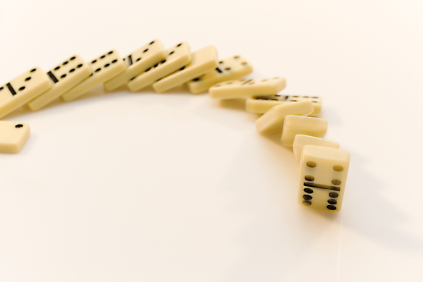 포토 JPG 해외이미지 사람없음 넘어짐 도미노 베이지색 쓰러짐 무너짐 해외포토 컬러 모션 파일형식 이미지허브