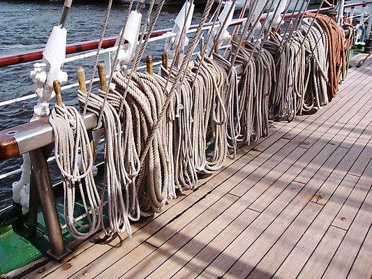 포토 JPG 해외이미지 남자 선 밧줄 바다 여행 사다리 항해 사람없음 블록 수확 깃발 그물 큼 크루즈 활 복고 함선 기어 돛대 도르래 옛날 혼란 소멸 해외포토 줄 컨셉 농업 배_교통 사람 도구 크기 파일형식 이미지허브