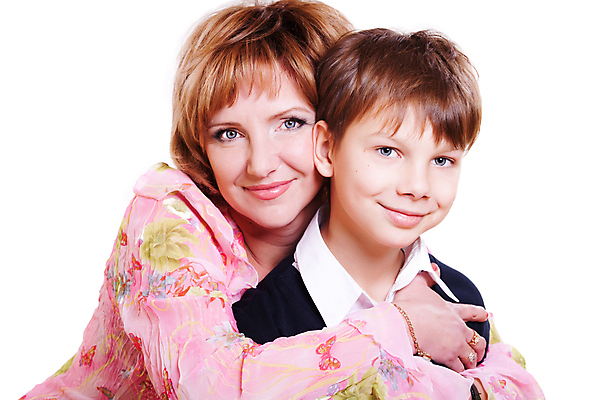 포토 JPG 해외이미지 남자 행복 아들 어린이 가족 포옹 엄마 미소 소년 두명 9 연도 옛날 해외포토 감정 관계 안기 표정 사람 숫자 파일형식 이미지허브