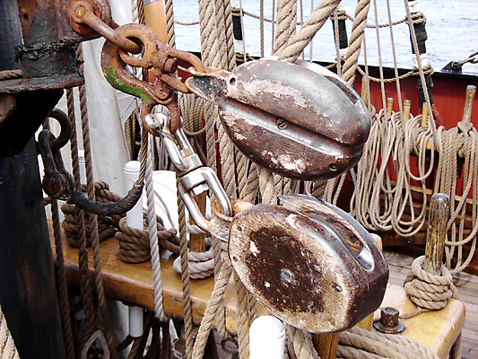 포토 JPG 해외이미지 남자 선 밧줄 사다리 항해 사람없음 블록 깃발 그물 큼 활 복고 함선 기어 돛대 도르래 옛날 혼란 소멸 해외포토 줄 컨셉 배_교통 사람 도구 크기 파일형식 이미지허브