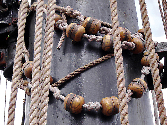 포토 JPG 해외이미지 남자 선 밧줄 바다 여행 사다리 항해 사람없음 블록 수확 깃발 그물 큼 크루즈 활 복고 함선 포인트 기어 돛대 도르래 옛날 혼란 소멸 해외포토 줄 컨셉 농업 배_교통 사람 금융 도구 크기 파일형식 이미지허브