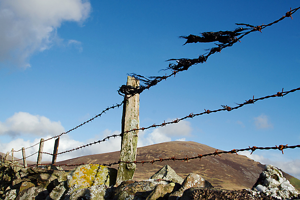 포토 JPG 해외이미지 구름 벽 하늘 산 이끼 사람없음 파란색 울타리 검은색 바위 쓰레기 플라스틱 부식 철사 철조망 해외포토 자연요소 컬러 재질 담장 돌_바위 파일형식 이미지허브