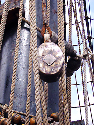 포토 JPG 해외이미지 남자 선 밧줄 사다리 항해 사람없음 블록 깃발 그물 큼 활 복고 함선 포인트 기어 돛대 도르래 옛날 혼란 소멸 해외포토 줄 컨셉 배_교통 사람 금융 도구 크기 파일형식 이미지허브