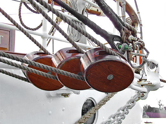 포토 JPG 해외이미지 남자 선 밧줄 사다리 항해 사람없음 블록 깃발 그물 큼 활 복고 함선 포인트 기어 돛대 도르래 옛날 혼란 소멸 해외포토 줄 컨셉 배_교통 사람 금융 도구 크기 파일형식 이미지허브