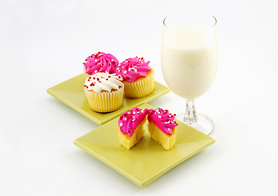 포토 JPG 해외이미지 접시 행복 음식 분홍색 유리 디저트 발렌타인데이 건강 청년 사람없음 얼음 우유 에너지 흰색 축하 생일 달콤 설탕 컵케이크 흰배경 상쾌 정사각형 심플 결백 칼슘 해외포토 자연요소 도형 식기 기념일 감정 컬러 백그라운드 컨셉 데이이벤트 재질 유제품 성인 케이크 맛 파일형식 이미지허브