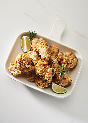 포토 JPG 스튜디오촬영 그릇 실내 사람없음 하이앵글 치킨 프라이드치킨 오브젝트 흰배경 야식 라임 플랫레이 바삭바삭 국내포토 식기 뷰포인트 백그라운드 컨셉 과일 내부 흰색 플랫 닭고기요리 파일형식