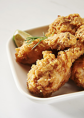 포토 JPG 스튜디오촬영 그릇 실내 사람없음 치킨 프라이드치킨 오브젝트 흰배경 야식 라임 바삭바삭 국내포토 식기 백그라운드 컨셉 과일 내부 흰색 닭고기요리 파일형식