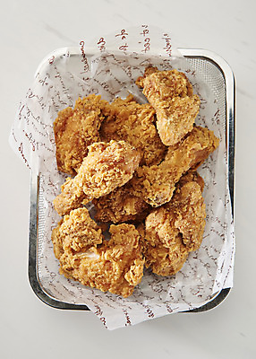 포토 JPG 스튜디오촬영 실내 사람없음 하이앵글 치킨 프라이드치킨 오브젝트 흰배경 야식 플랫레이 튀김망 바삭바삭 국내포토 뷰포인트 백그라운드 컨셉 내부 조리도구 흰색 플랫 닭고기요리 파일형식