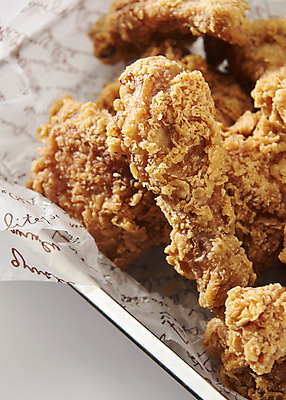 포토 JPG 스튜디오촬영 실내 근접촬영 사람없음 치킨 프라이드치킨 오브젝트 흰배경 야식 튀김망 바삭바삭 국내포토 뷰포인트 백그라운드 컨셉 내부 조리도구 흰색 닭고기요리 파일형식