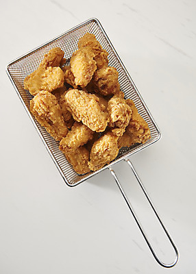 포토 JPG 스튜디오촬영 실내 사람없음 하이앵글 치킨 프라이드치킨 오브젝트 흰배경 야식 플랫레이 튀김망 바삭바삭 국내포토 뷰포인트 백그라운드 컨셉 내부 조리도구 흰색 플랫 닭고기요리 파일형식