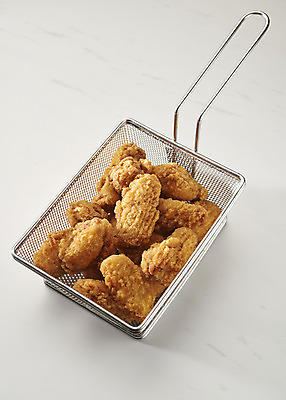 포토 JPG 스튜디오촬영 실내 사람없음 치킨 프라이드치킨 오브젝트 흰배경 야식 튀김망 바삭바삭 국내포토 백그라운드 컨셉 내부 조리도구 흰색 닭고기요리 파일형식