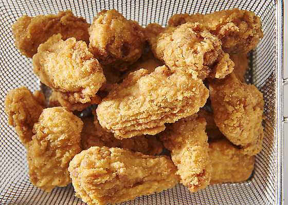 포토 JPG 스튜디오촬영 실내 근접촬영 사람없음 하이앵글 치킨 프라이드치킨 오브젝트 흰배경 야식 플랫레이 튀김망 바삭바삭 국내포토 뷰포인트 백그라운드 컨셉 내부 조리도구 흰색 플랫 닭고기요리 파일형식