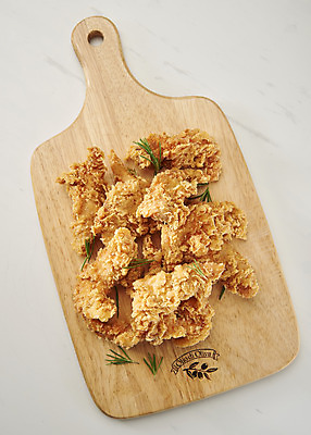 포토 JPG 스튜디오촬영 실내 사람없음 하이앵글 치킨 프라이드치킨 오브젝트 흰배경 야식 나무도마 플랫레이 바삭바삭 국내포토 뷰포인트 백그라운드 컨셉 도마 내부 목재 흰색 플랫 닭고기요리 파일형식