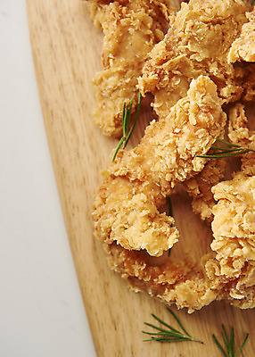 포토 JPG 스튜디오촬영 실내 근접촬영 사람없음 치킨 프라이드치킨 오브젝트 흰배경 야식 나무도마 바삭바삭 국내포토 뷰포인트 백그라운드 컨셉 도마 내부 목재 흰색 닭고기요리 파일형식