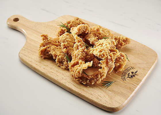 포토 JPG 스튜디오촬영 실내 사람없음 치킨 프라이드치킨 오브젝트 흰배경 야식 나무도마 바삭바삭 국내포토 백그라운드 컨셉 도마 내부 목재 흰색 닭고기요리 파일형식