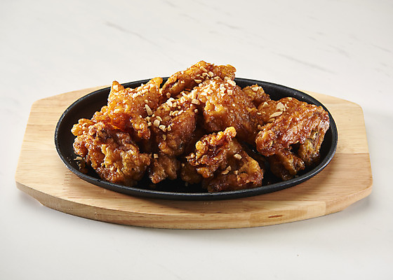 포토 JPG 스튜디오촬영 실내 사람없음 치킨 양념치킨 오브젝트 흰배경 철판 야식 국내포토 백그라운드 내부 흰색 닭고기요리 파일형식