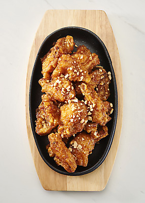 포토 JPG 스튜디오촬영 실내 사람없음 하이앵글 치킨 양념치킨 오브젝트 흰배경 철판 야식 플랫레이 국내포토 뷰포인트 백그라운드 내부 흰색 플랫 닭고기요리 파일형식