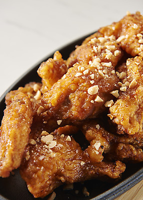 포토 JPG 스튜디오촬영 실내 근접촬영 사람없음 하이앵글 치킨 양념치킨 오브젝트 흰배경 철판 야식 플랫레이 국내포토 뷰포인트 백그라운드 내부 흰색 플랫 닭고기요리 파일형식