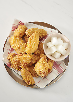 포토 JPG 스튜디오촬영 그릇 실내 사람없음 하이앵글 치킨 프라이드치킨 오브젝트 흰배경 야식 닭날개 치킨무 플랫레이 바삭바삭 국내포토 식기 음식 뷰포인트 백그라운드 컨셉 내부 닭고기 흰색 플랫 닭고기요리 파일형식