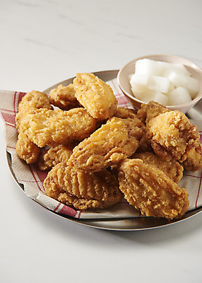 포토 JPG 스튜디오촬영 그릇 실내 사람없음 치킨 프라이드치킨 오브젝트 흰배경 야식 닭날개 치킨무 바삭바삭 국내포토 식기 음식 백그라운드 컨셉 내부 닭고기 흰색 닭고기요리 파일형식