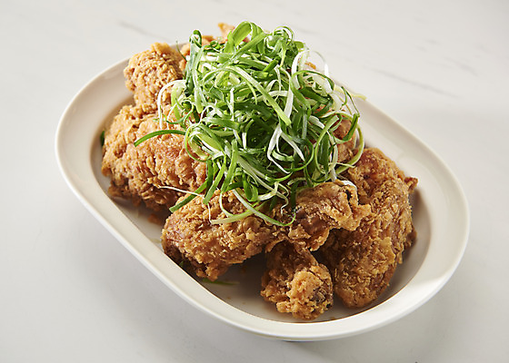 포토 JPG 스튜디오촬영 실내 사람없음 치킨 프라이드치킨 오브젝트 흰배경 야식 파 파닭 바삭바삭 국내포토 백그라운드 컨셉 채소 내부 흰색 닭고기요리 파일형식