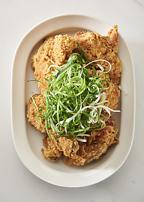 포토 JPG 스튜디오촬영 실내 사람없음 하이앵글 치킨 프라이드치킨 오브젝트 흰배경 야식 파 파닭 플랫레이 바삭바삭 국내포토 뷰포인트 백그라운드 컨셉 채소 내부 흰색 플랫 닭고기요리 파일형식