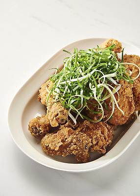 포토 JPG 스튜디오촬영 실내 사람없음 치킨 프라이드치킨 오브젝트 흰배경 야식 파 파닭 바삭바삭 국내포토 백그라운드 컨셉 채소 내부 흰색 닭고기요리 파일형식