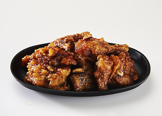 포토 JPG 스튜디오촬영 그릇 실내 사람없음 치킨 양념치킨 오브젝트 흰배경 야식 국내포토 식기 백그라운드 내부 흰색 닭고기요리 파일형식