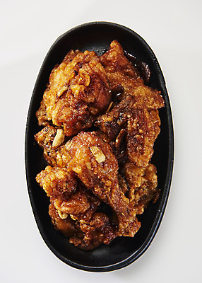 포토 JPG 스튜디오촬영 그릇 실내 사람없음 하이앵글 치킨 양념치킨 오브젝트 흰배경 야식 플랫레이 국내포토 식기 뷰포인트 백그라운드 내부 흰색 플랫 닭고기요리 파일형식