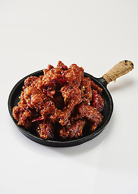 포토 JPG 스튜디오촬영 실내 사람없음 치킨 양념치킨 프라이팬 오브젝트 흰배경 야식 국내포토 백그라운드 주방용품 내부 흰색 닭고기요리 파일형식