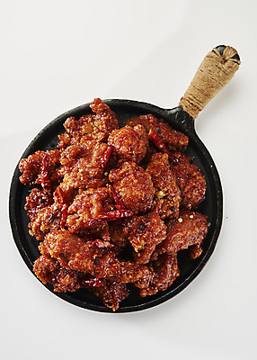 포토 JPG 스튜디오촬영 실내 사람없음 하이앵글 치킨 양념치킨 프라이팬 오브젝트 흰배경 야식 플랫레이 국내포토 뷰포인트 백그라운드 주방용품 내부 흰색 플랫 닭고기요리 파일형식