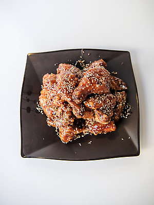 포토 JPG 스튜디오촬영 그릇 실내 사람없음 하이앵글 치킨 양념치킨 오브젝트 흰배경 야식 플랫레이 국내포토 식기 뷰포인트 백그라운드 내부 흰색 플랫 닭고기요리 파일형식