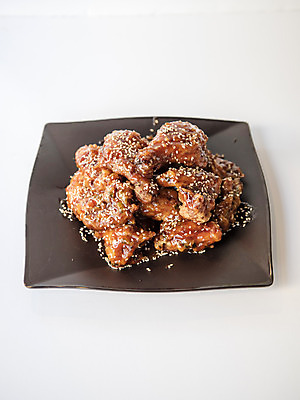 포토 JPG 스튜디오촬영 그릇 실내 사람없음 하이앵글 치킨 양념치킨 오브젝트 흰배경 야식 플랫레이 국내포토 식기 뷰포인트 백그라운드 내부 흰색 플랫 닭고기요리 파일형식